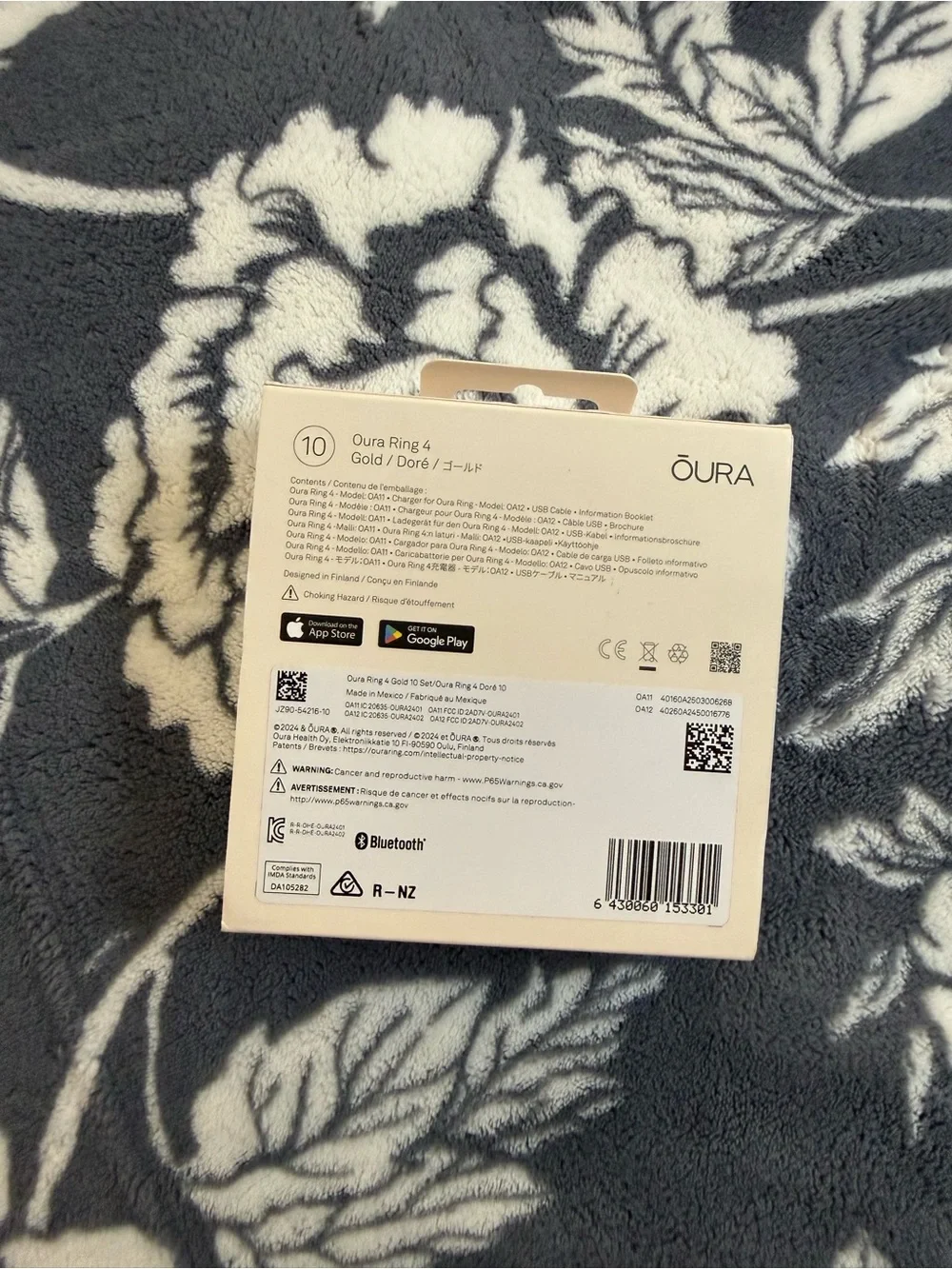 Oura Ring 4 in Gold. Great condition!
